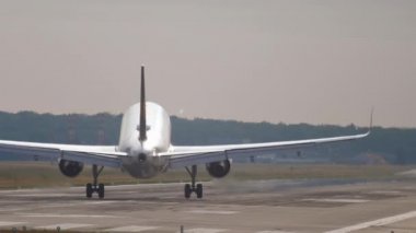 Sabahın erken saatlerinde uçak iniyor.