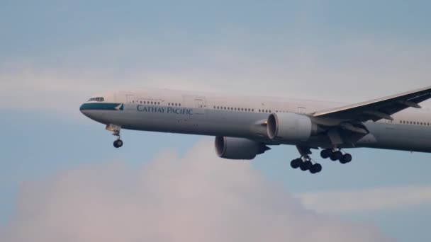 Cathay Pacific Boeing 777 acercándose — Vídeos de Stock