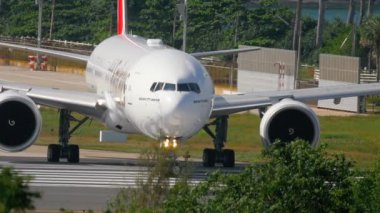 Uçak kalkmadan önce piste dönün.