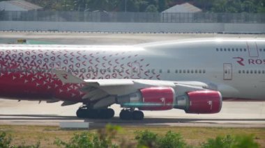 Uçak kalkıştan önce kalkıyor.