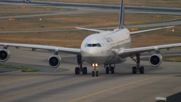 Lufthansa Airbus A340 taxiagem — Vídeo de Stock