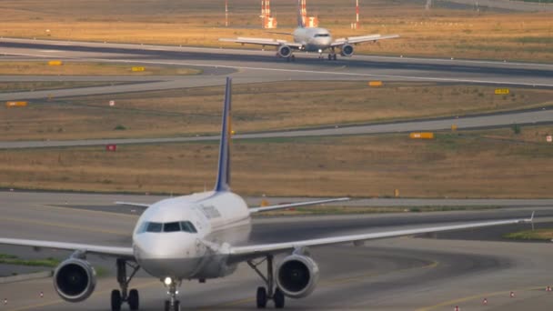 Lufthansa Airbus 320 landing — Stockvideo