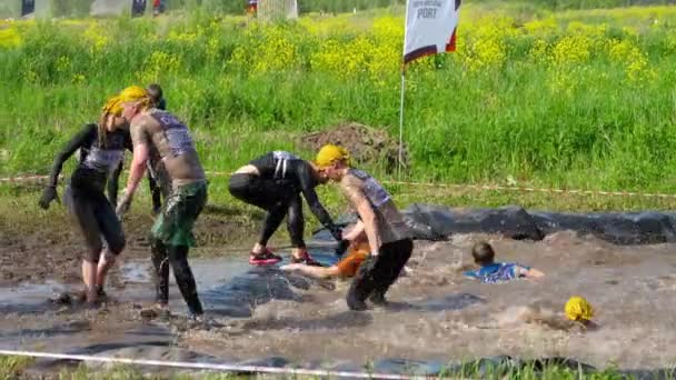 Les athlètes saute dans l'eau à partir de 4 mètres de hauteur — Video