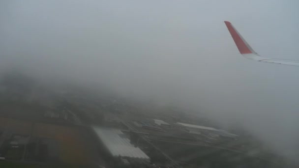 Salida desde el aeropuerto de Ámsterdam, tiempo lluvioso — Vídeos de Stock