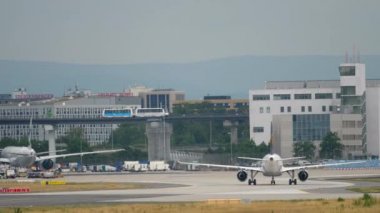 Lufthansa Airbus 320 Taksilemek