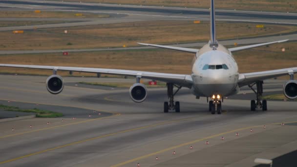 Lufthansa Airbus A340 taxiën — Stockvideo