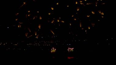 Gece tatil gökyüzünde yanıp sönen havai fişek