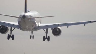 Sabahın erken saatlerinde uçak iniyor.