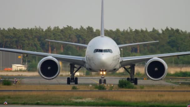 Boeing 777 rodaje después del aterrizaje — Vídeos de Stock