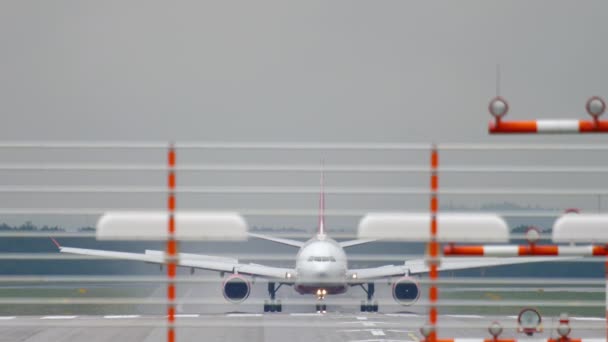 Торможение самолета после посадки — стоковое видео