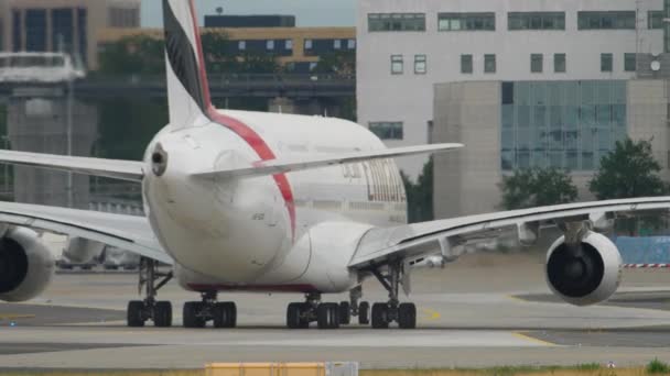 Emirates Airbus 380 circulation au sol — Video