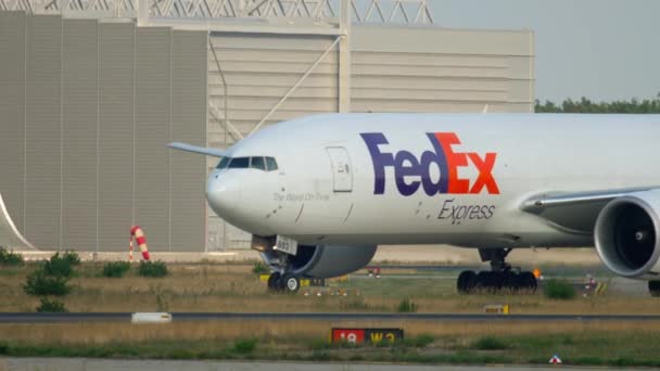 Boeing 777 in rullaggio dopo l'atterraggio — Video Stock
