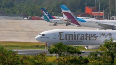 Uçak kalkıştan önce hızlansın.