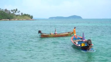 Phuket, Tayland - 18 Kasım 2016: Rawai Beach Phuket Island, Tayland tarihinde demirlemiş Longtail tekneler.