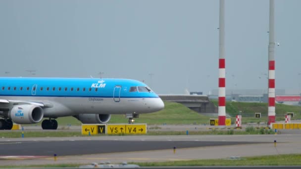 KLM Cityhopper Embraer 190 taxiën — Stockvideo