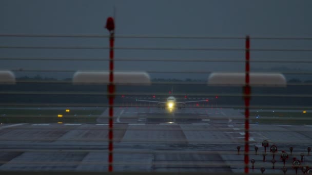 Salida del avión con tiempo lluvioso — Vídeos de Stock