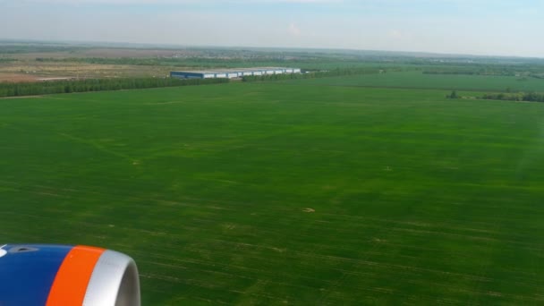 Vista aérea desde el avión descendente — Vídeos de Stock