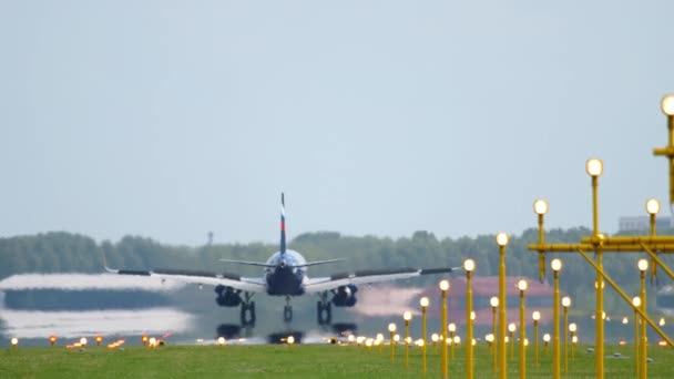 Самолёт приземлился на взлетно-посадочной полосе 18R Polderbaan — стоковое видео