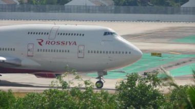 Phuket, Tayland - 30 Kasım 2016: Rossiya Boeing 747 Ei-Xlf gidiş daha önce Phuket Havaalanı Taksilemek. Centara Grand West Sands Resort Phuket otel üst kattan görüntülemek