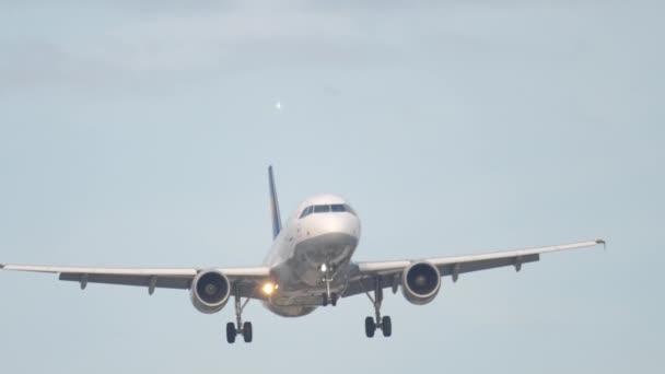 Lufthansa Airbus 340 in avvicinamento — Video Stock