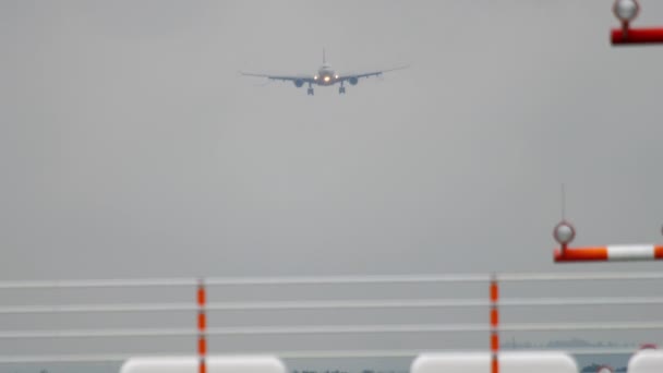 Avión aterrizando en tiempo húmedo — Vídeos de Stock