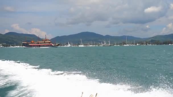 Motorový člun odchod ze zátoky Chalong, Phuket — Stock video