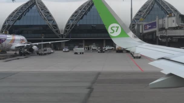 Aviones en Suvarnabhumi Aeropuerto — Vídeo de stock