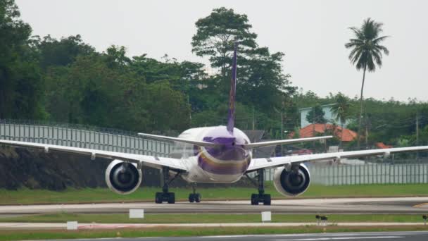 Boeing 777 gurulás Phuket repülőterén — Stock videók