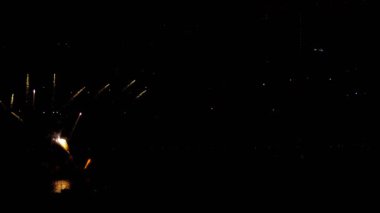 Gece tatil gökyüzünde yanıp sönen havai fişek