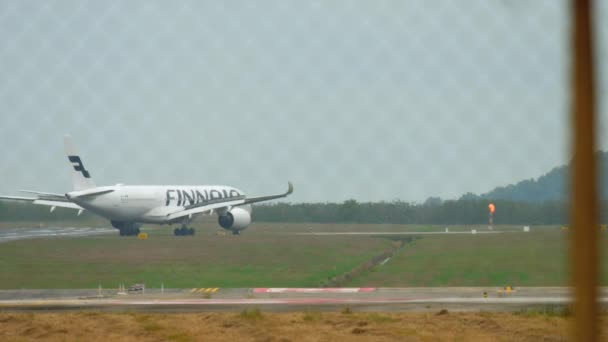 Самолеты после посадки в аэропорту Пхукета — стоковое видео