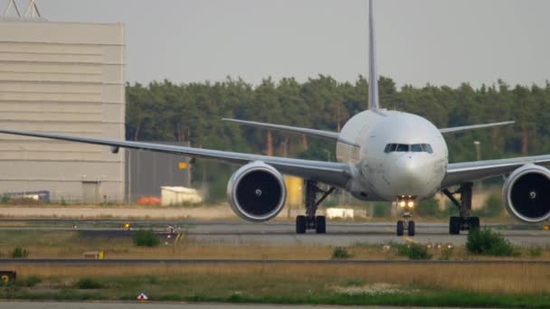 Boeing 777 rodaje después del aterrizaje — Vídeos de Stock