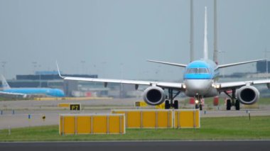Amsterdam, Hollanda - 25 Temmuz 2017: Önce hareket, pist 36 l Polderbaan kım Cityhopper Embraer 190 Ph-hariç Taksilemek. Shiphol Airport, Amsterdam, Hollanda