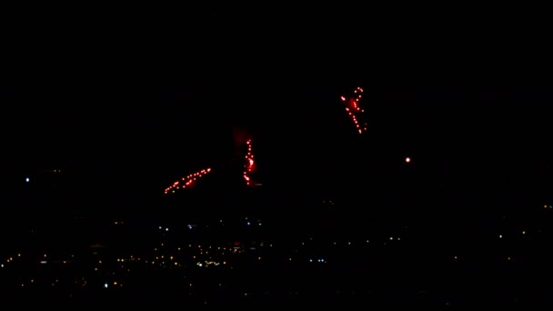 Fuegos artificiales parpadeando en el cielo de vacaciones noche — Vídeos de Stock