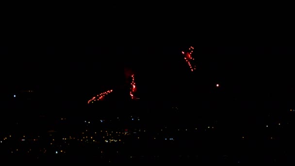 Feuerwerk am nächtlichen Ferienhimmel — Stockvideo