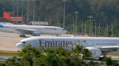 Uçak kalkmadan önce piste dönün.