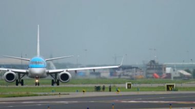 Amsterdam, Hollanda - 25 Temmuz 2017: Önce hareket, pist 36 l Polderbaan kım Cityhopper Embraer 190 Ph-hariç Taksilemek. Shiphol Airport, Amsterdam, Hollanda