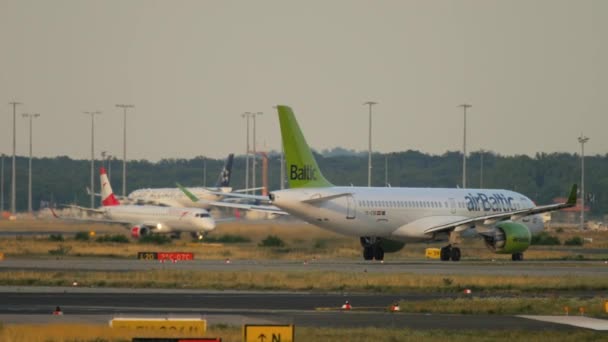 Air Baltic Airbus A220-300 pojíždění — Stock video