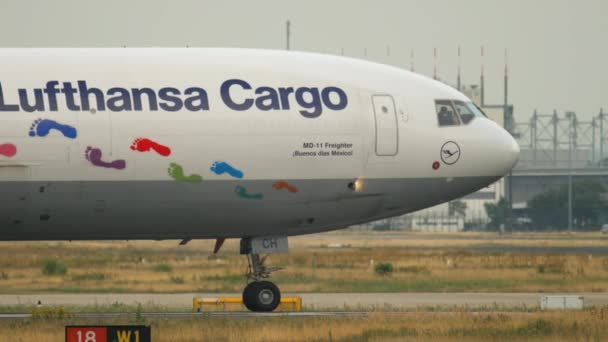 Lufthansa Cargo MD-11 rodaje — Vídeos de Stock