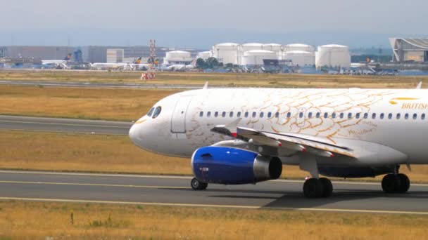 Airbus A319 taxiën — Stockvideo