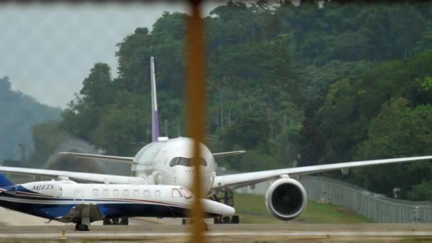 Airbus A350 rollt nach der Landung — Stockvideo