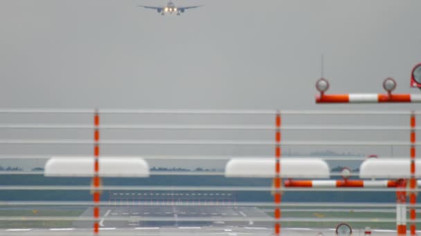 Самолёт приземляется в дождливую погоду — стоковое видео