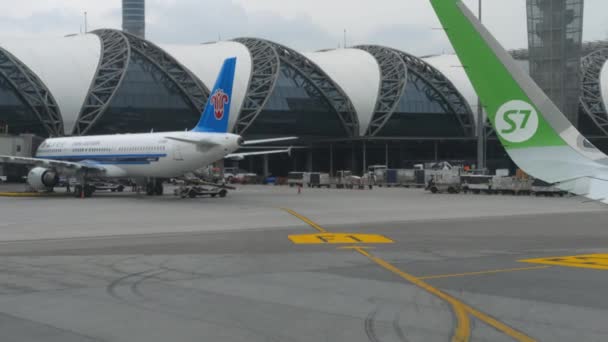 Flugzeuge auf dem Flughafen Suvarnabhumi — Stockvideo