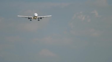 Uçak inmeden önce yaklaşıyor.