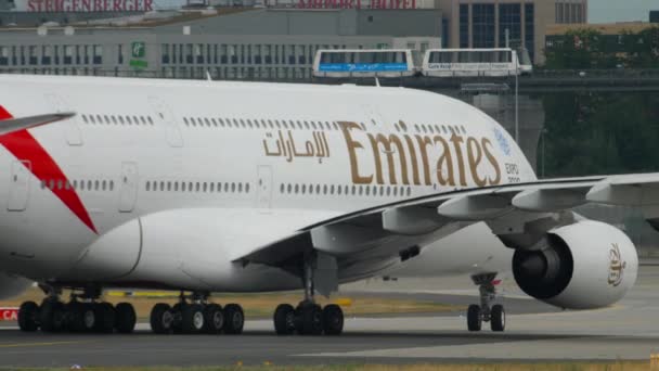 Taxiing Emirates Airbus 380 — Vídeo de Stock