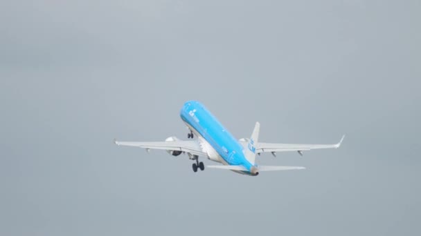 KLM Cityhop Embraer 190 kalkış — Stok video