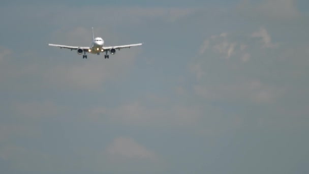 Αεροπλάνο πλησιάζει πριν την προσγείωση — Αρχείο Βίντεο