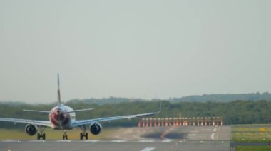 Düsseldorf, Almanya - 21 Temmuz 2017: Eurowings Airbus 320 hızlandırmak önce günbatımında hareket. Dusseldorf Havaalanı