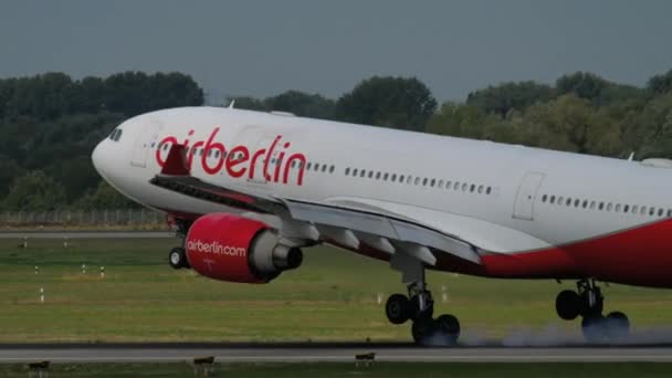 Airberlin Airbus A330 landing — Stockvideo