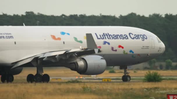 汉莎航空公司货物 Md-11 离境 — 图库视频影像
