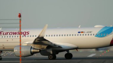 Uçak kalkmadan önce piste dönün.